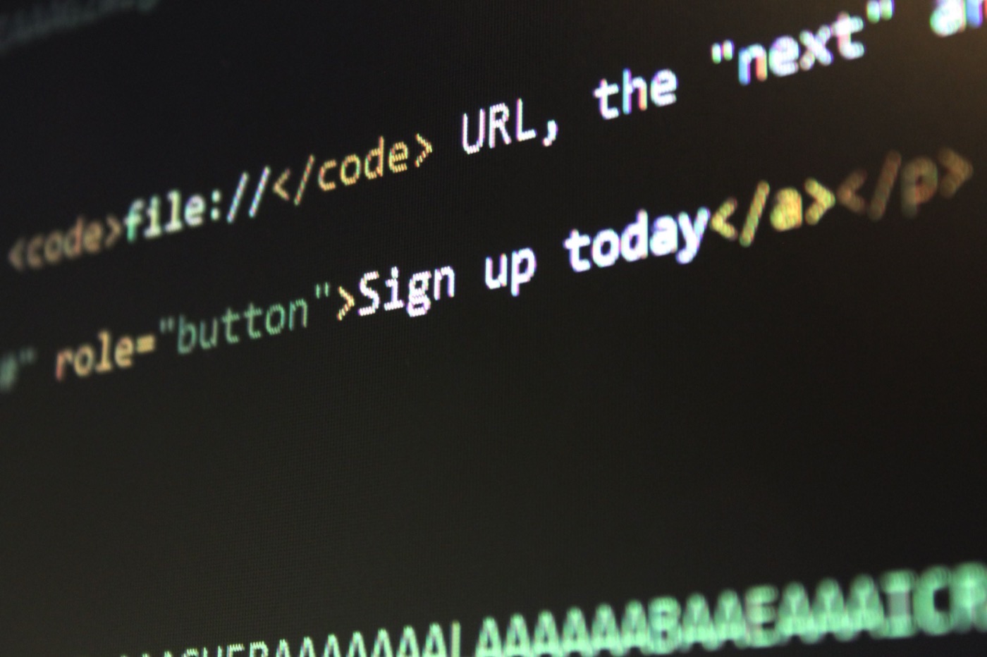 لقطة مقرّبة لشيفرة HTML المصدرية معروضة على الشاشة