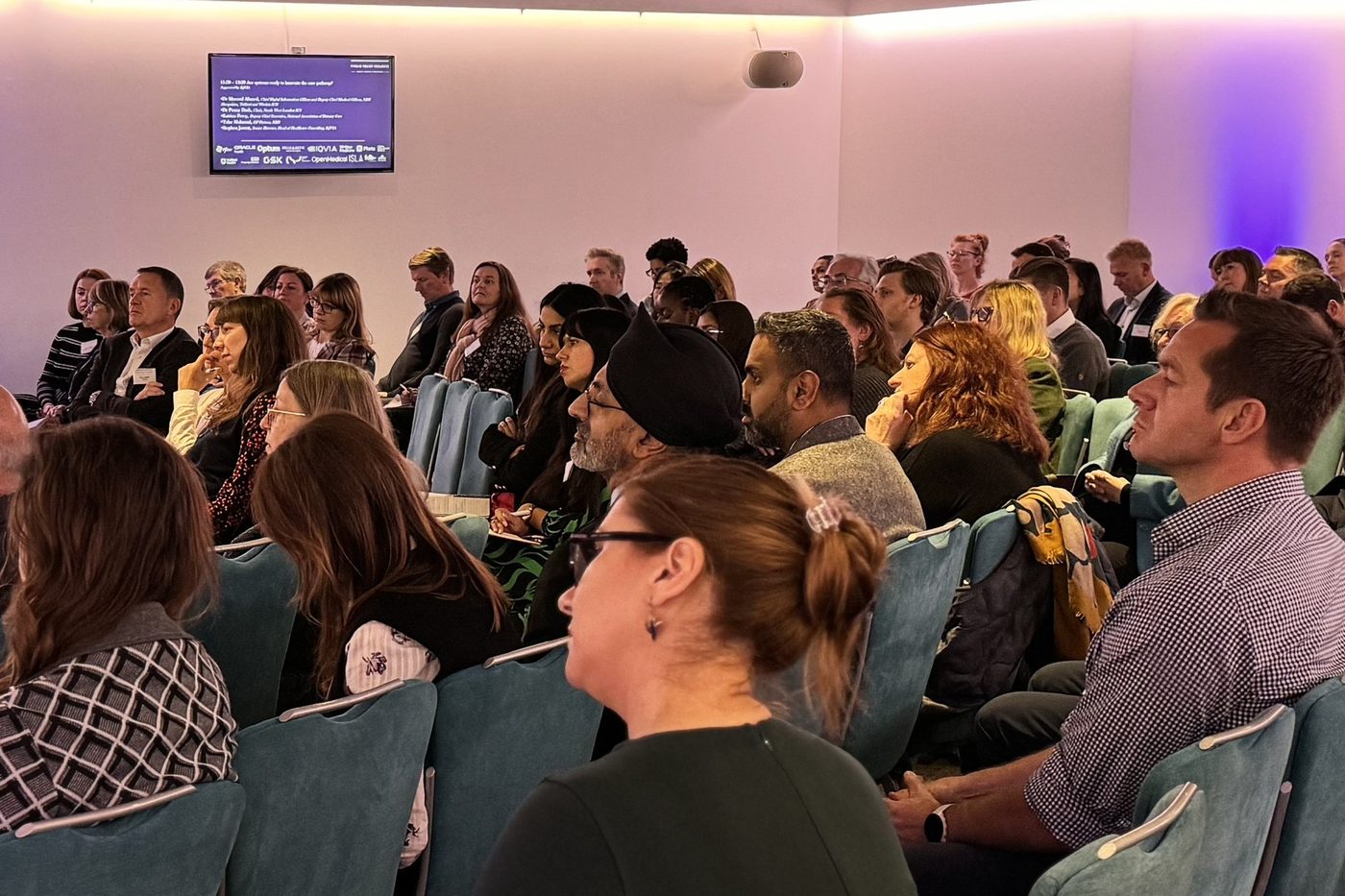 Public assis dans une salle de conférence d'entreprise