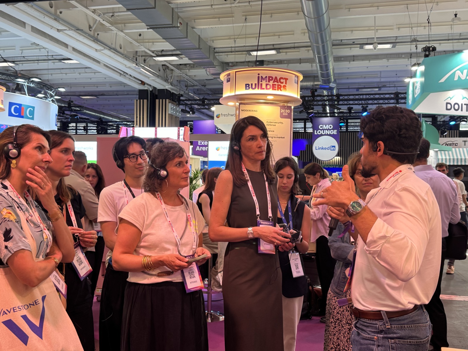 Participants utilisant la traduction en direct sur le stand Glot pendant VivaTech 2026