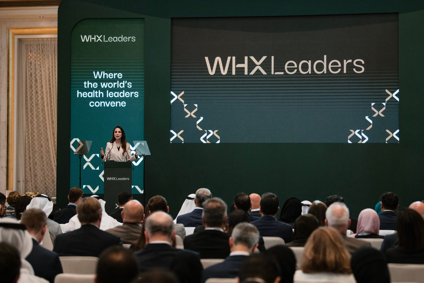Oratrice au pupitre de WHX Leaders devant un public assis